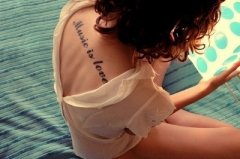 小清新背部女性个性英文字母纹身图案