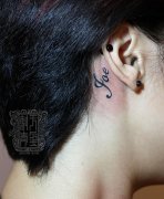 小清新耳部英文字母纹身图案