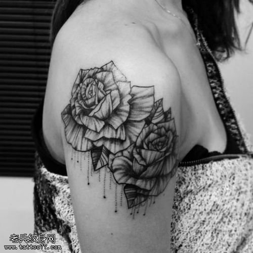 女性手臂玫瑰花纹身图案