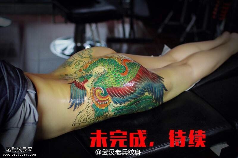 来自新加坡的顾客制作的包全臀凤凰纹身图案及意义