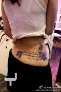 女性腰部彩色玫瑰花纹身图案由武汉纹身提供