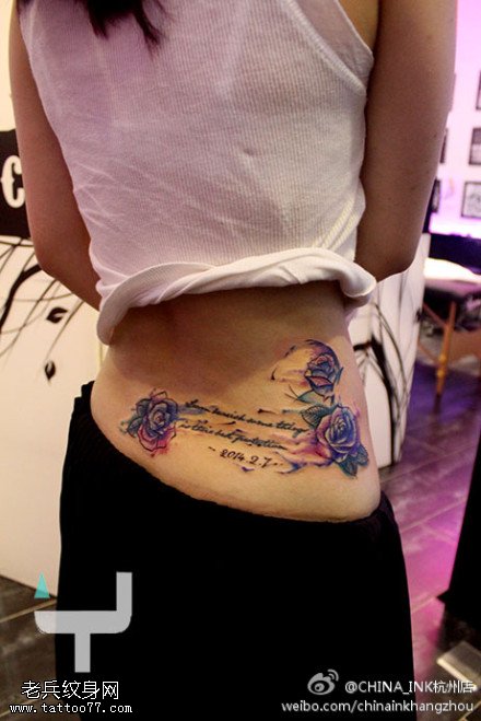 女性腰部彩色玫瑰花纹身图案