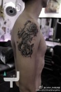 武汉最好的纹身店推荐一款手臂黑灰玫瑰花纹身图案