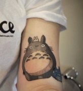 手臂卡通龙猫纹身图案由武汉最好的刺青店提供