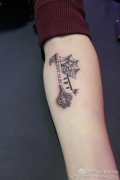 女性手臂钥匙蜘蛛网纹身图案由武汉纹身提供