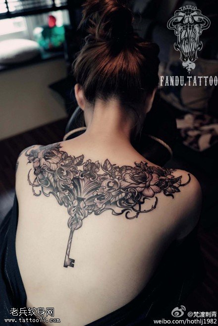 女性个性肩部玫瑰花钥匙纹身图案