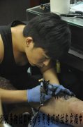 湖北专业纹身培训学校学员唐明明腿部纹身图案实操中