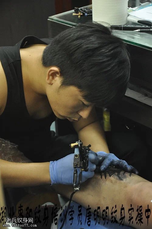   湖北专业纹身培训学校学员唐明明腿部纹身图案实操中