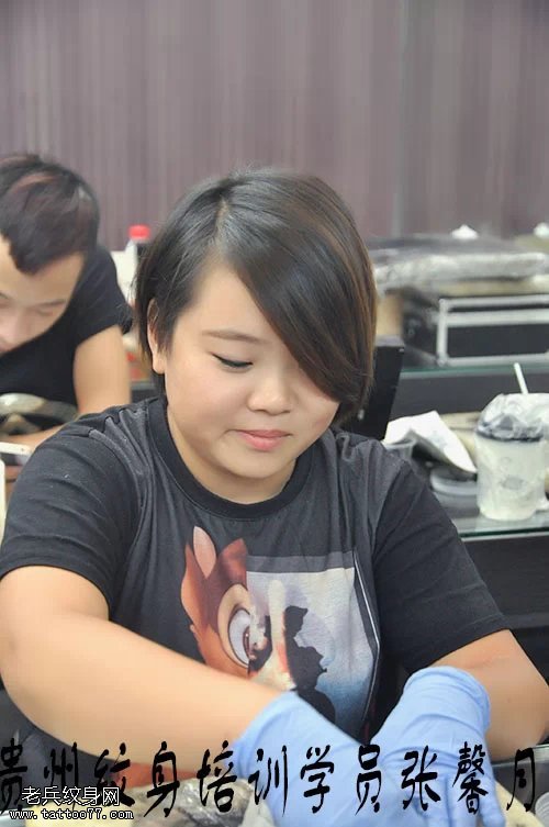 贵州纹身培训学校学员张馨月纹身学习中