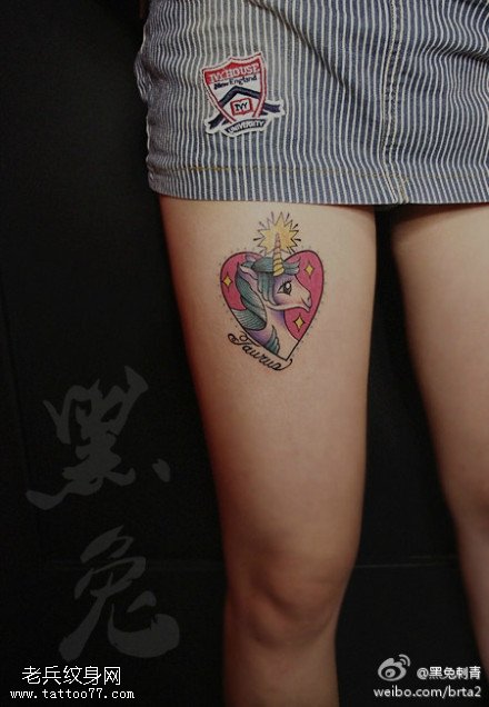 女性腿部彩色独角兽纹身图案