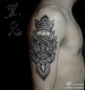 手臂皇冠猫头鹰纹身图案由武汉纹身提供