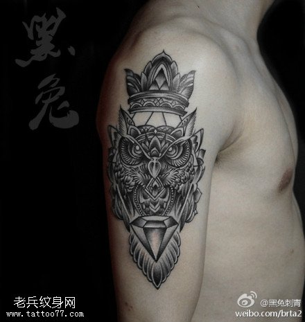 手臂皇冠猫头鹰纹身图案