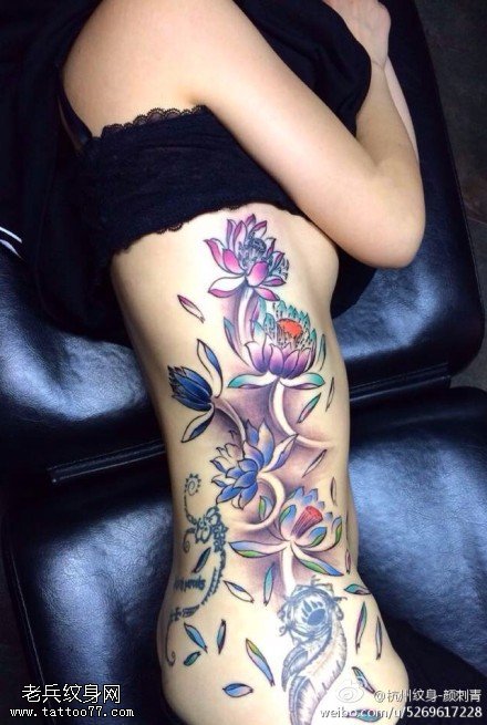 女性侧腰彩色莲花纹身图案