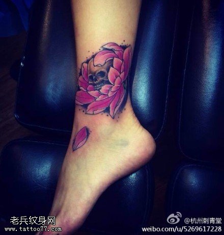 腿部个性彩色玫瑰骷髅纹身图案