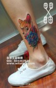 女性腿部彩色玫瑰花鹿纹身图案
