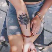 女性手臂樊花纹身图案由武汉纹身馆提供