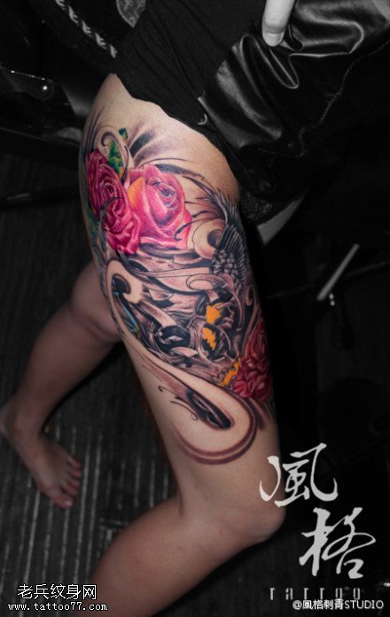 女性腿部个性骷髅玫瑰花纹身图案