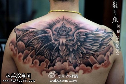 背部皇冠天使翅膀纹身图案