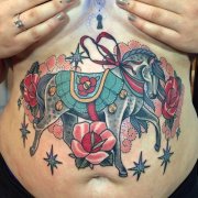 女性腹部彩色马纹身图案由纹身店提供