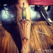 腿部彩色匕首纹身图案由武汉纹身店提供