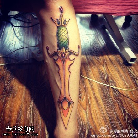 腿部彩色匕首纹身图案
