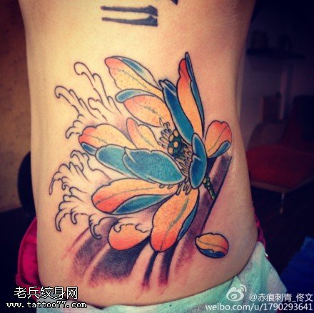 腰部彩色莲花纹身图案