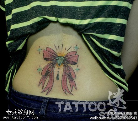 女性腰部蝴蝶结钻石纹身图案