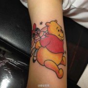 手臂卡通彩色熊纹身图案由武汉最好的纹身店提供