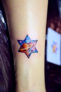 手臂彩色星空六角星纹身图案