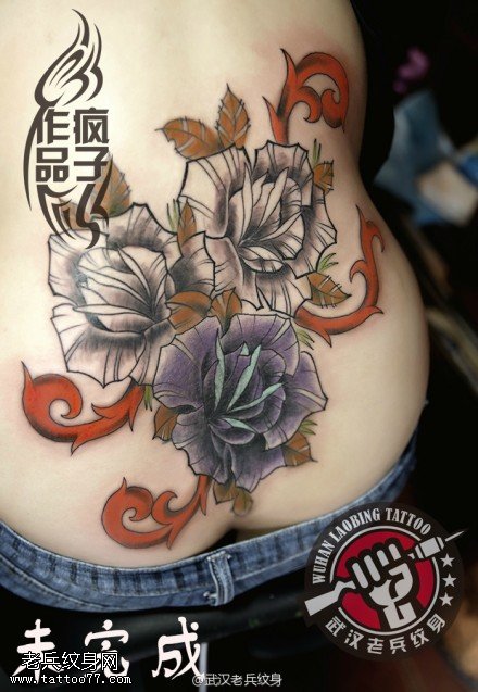 武汉纹身店疯子纹身师制作的后腰玫瑰纹身图案遮盖旧纹身