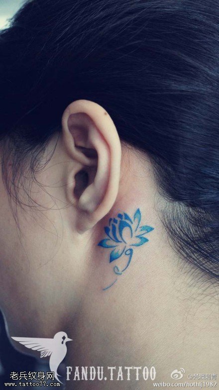 女性耳后小清新莲花纹身图案