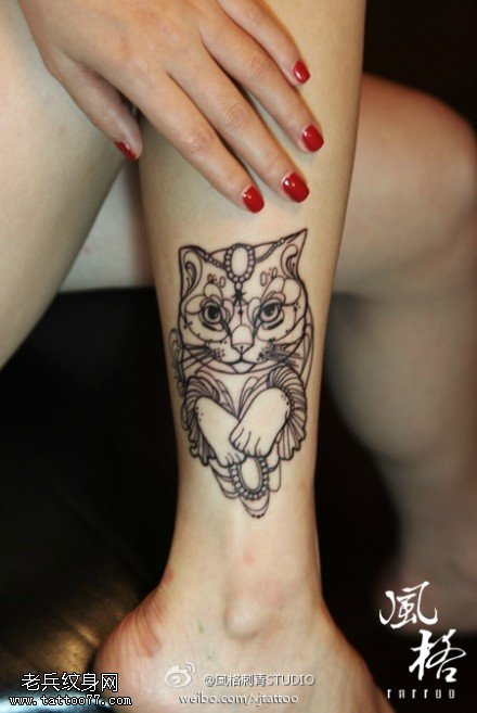 女性腿部猫咪纹身图案