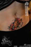 女性腹部彩色玫瑰花时钟纹身图案
