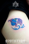 女性腿部彩色鱼纹身图案由武汉纹身店提供