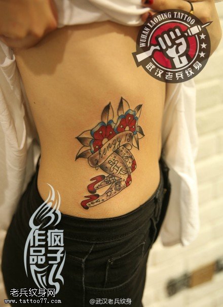 侧腰女人大腿红色高跟鞋纹身图案