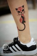 腿部彩色猫咪纹身图片由武汉纹身店提供