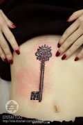 女性腹部钥匙纹身图案由武汉纹身店提供