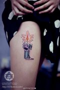 女性腿部彩色蜡烛纹身图案由武汉最好的纹身店提供