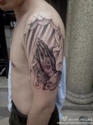 手臂黑灰祈祷之手纹身图案