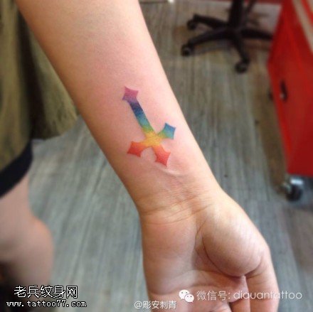 女性手腕彩色十字架纹身图案