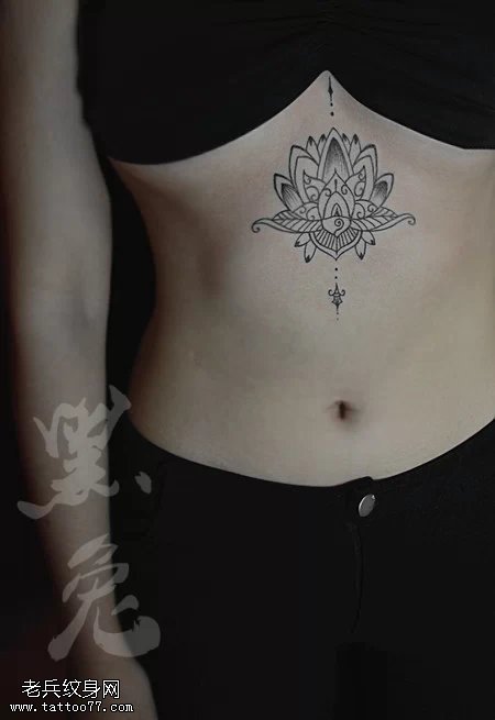 女性胸口樊花纹身图案