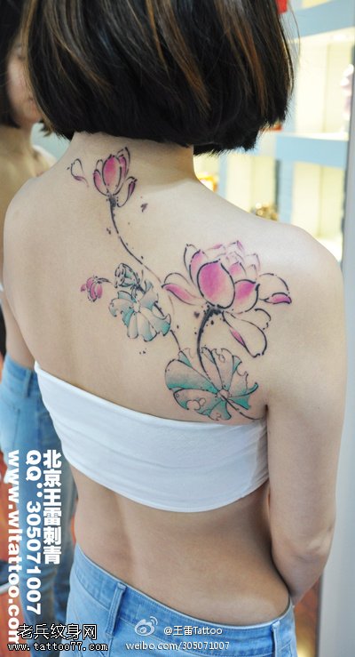 女性背部彩色莲花纹身图案