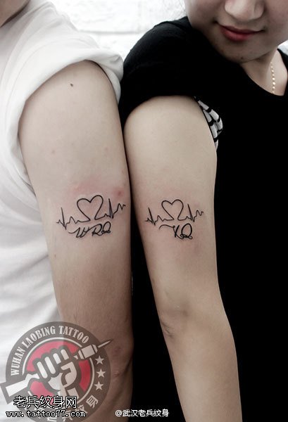 武汉女纹身师制作的手臂情侣心电图纹身图案