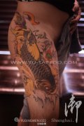 女性腿部彩色传统鲤鱼莲花纹身图案