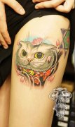 女性腿部猫咪蝴蝶结纹身图案
