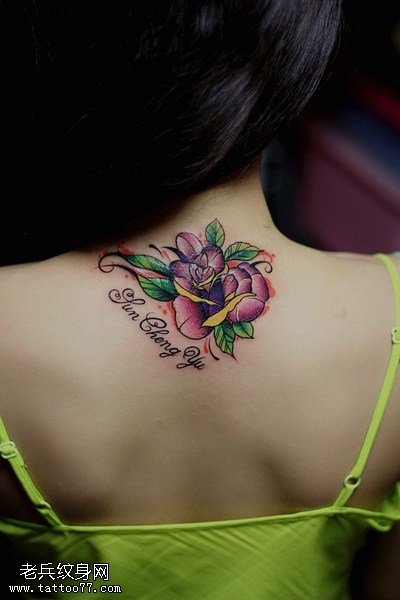 女性脖子彩色玫瑰花字母纹身图案