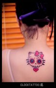 武汉纹身店推荐一款女性背部卡通猫咪纹身图案