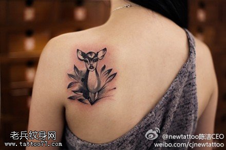 女性肩部水墨鹿纹身图案