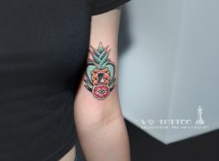 手臂彩色小菠萝纹身图案