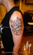 手臂彩色猫咪纹身图案由刺青提供